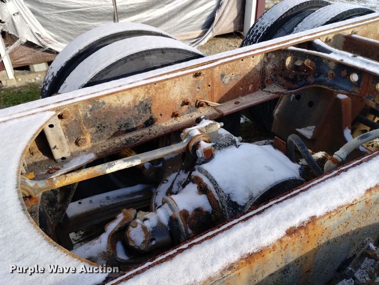 image for item EH0117 1985 Mack R686ST truck cab and chassis