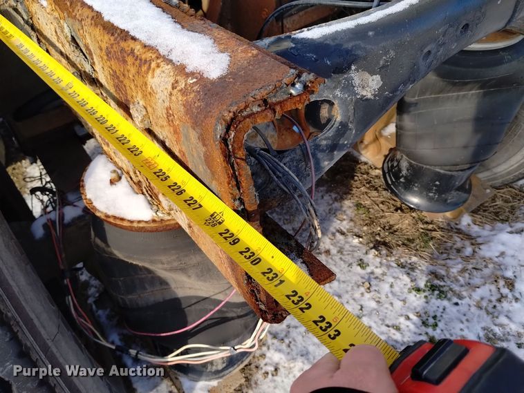 image for item EH0117 1985 Mack R686ST truck cab and chassis