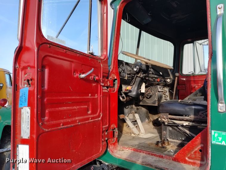 image for item EH0117 1985 Mack R686ST truck cab and chassis