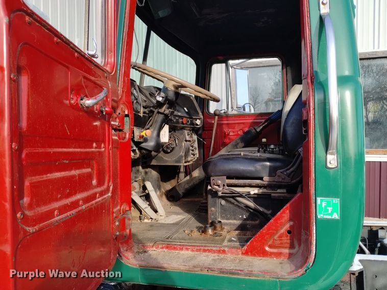 image for item EH0117 1985 Mack R686ST truck cab and chassis