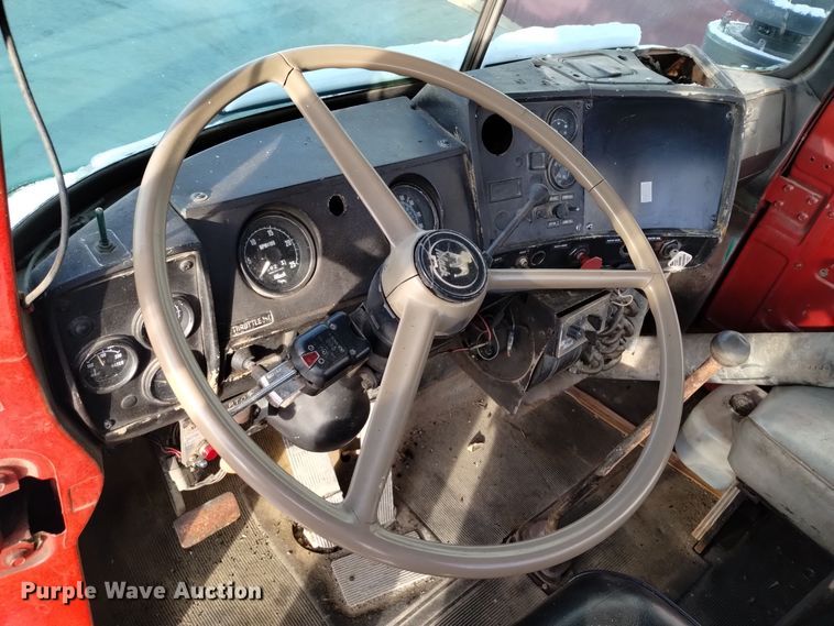 image for item EH0117 1985 Mack R686ST truck cab and chassis