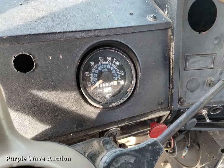 image for item EH0117 1985 Mack R686ST truck cab and chassis