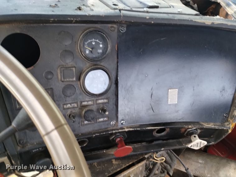 image for item EH0117 1985 Mack R686ST truck cab and chassis