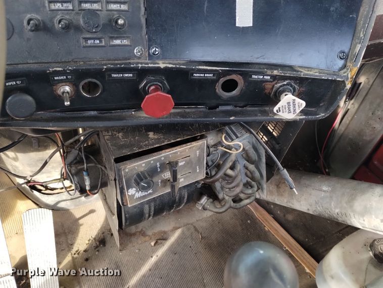 image for item EH0117 1985 Mack R686ST truck cab and chassis