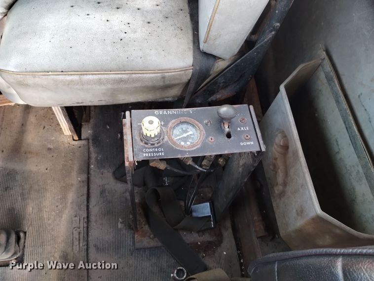 image for item EH0117 1985 Mack R686ST truck cab and chassis