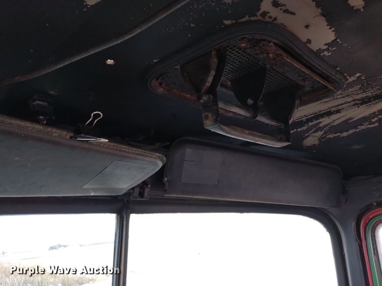 image for item EH0117 1985 Mack R686ST truck cab and chassis