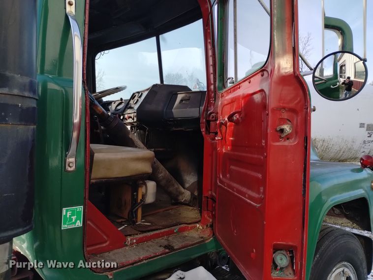 image for item EH0117 1985 Mack R686ST truck cab and chassis