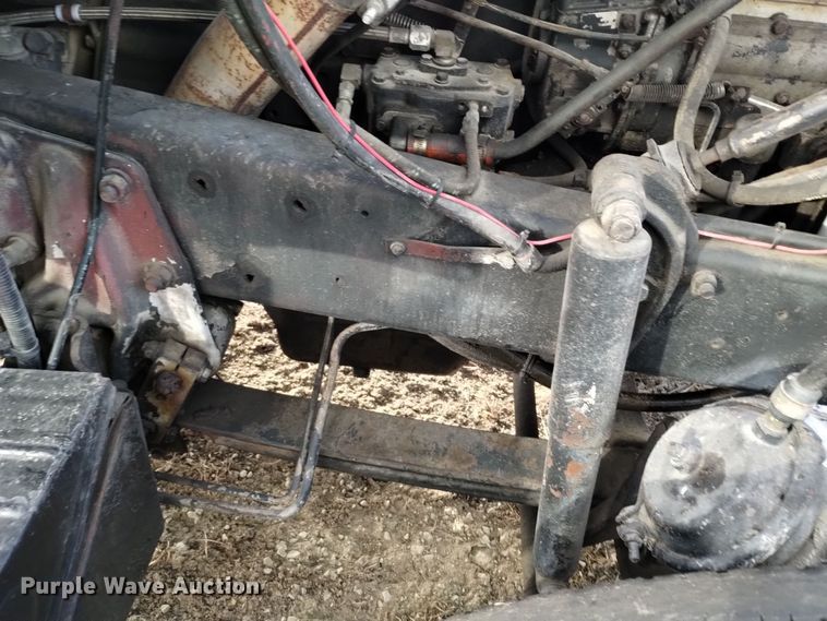 image for item EH0117 1985 Mack R686ST truck cab and chassis