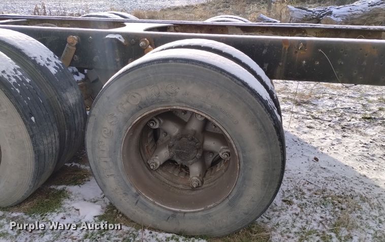 image for item EH0117 1985 Mack R686ST truck cab and chassis