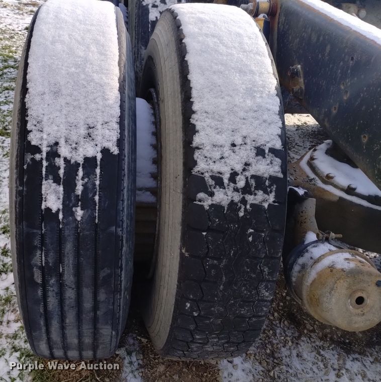 image for item EH0117 1985 Mack R686ST truck cab and chassis