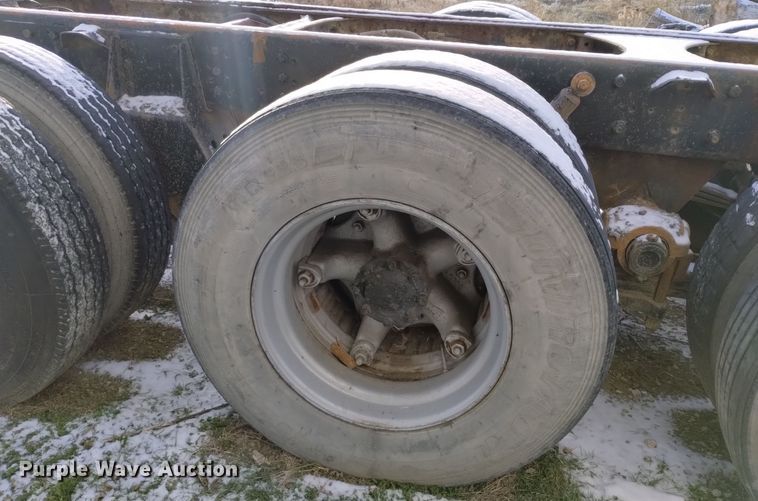 image for item EH0117 1985 Mack R686ST truck cab and chassis