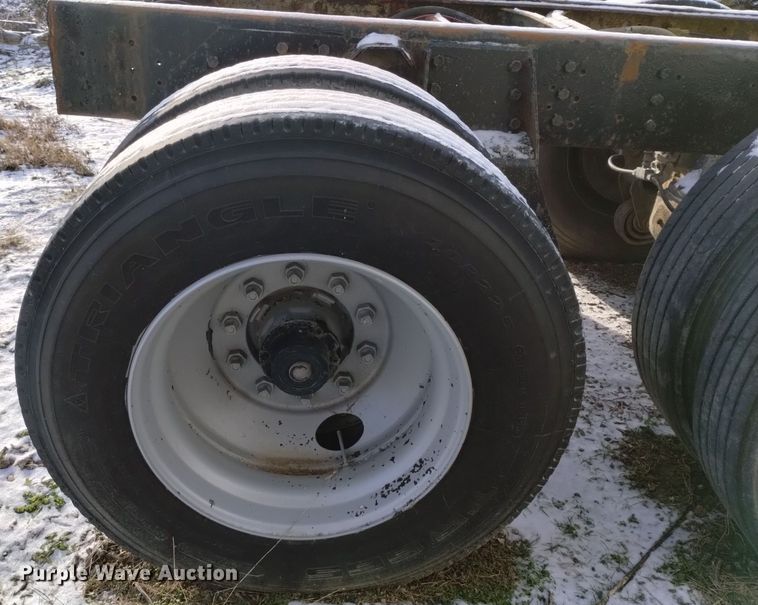 image for item EH0117 1985 Mack R686ST truck cab and chassis