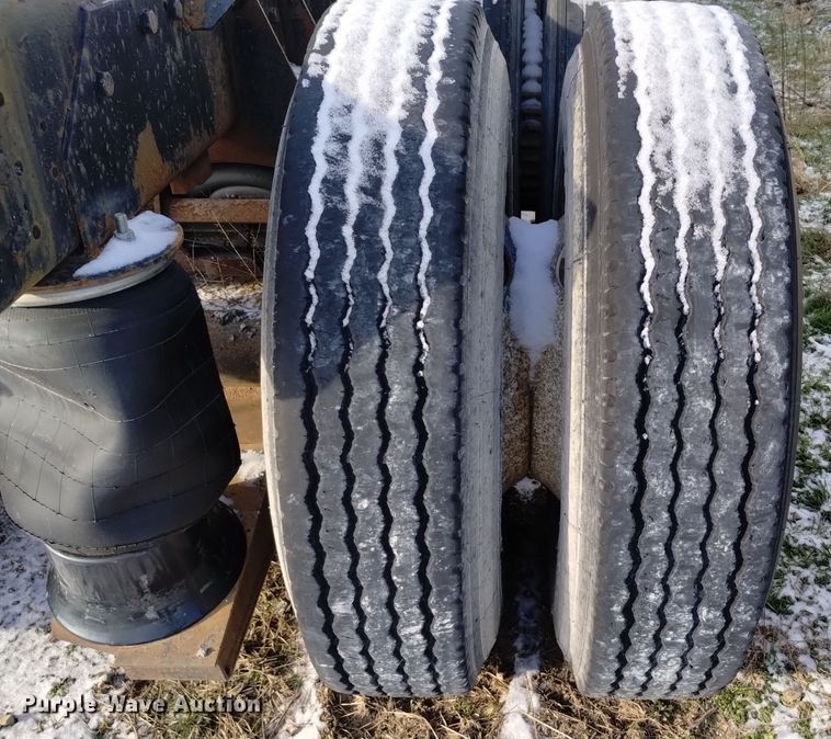 image for item EH0117 1985 Mack R686ST truck cab and chassis