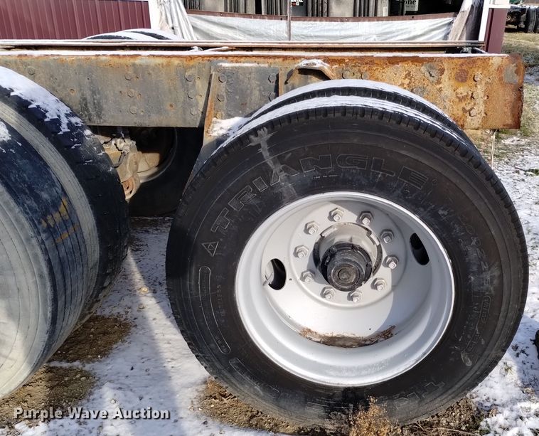 image for item EH0117 1985 Mack R686ST truck cab and chassis