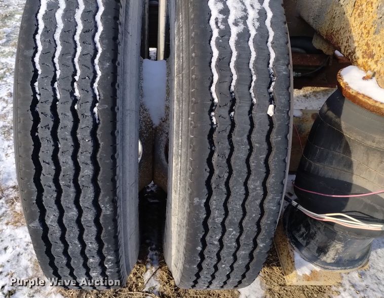 image for item EH0117 1985 Mack R686ST truck cab and chassis