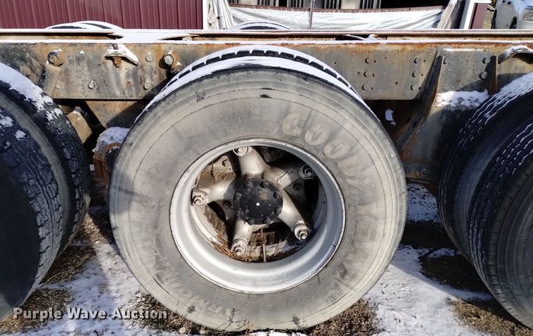 image for item EH0117 1985 Mack R686ST truck cab and chassis