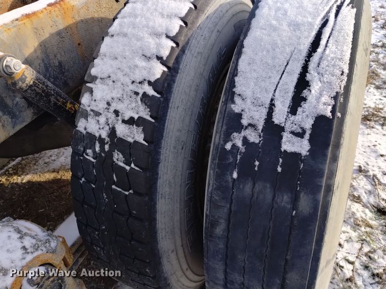 image for item EH0117 1985 Mack R686ST truck cab and chassis