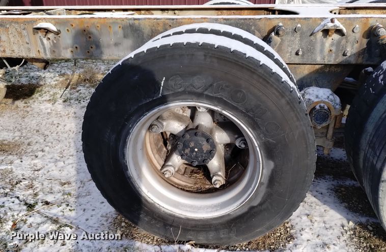 image for item EH0117 1985 Mack R686ST truck cab and chassis