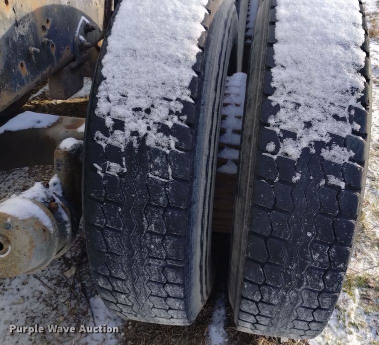 image for item EH0117 1985 Mack R686ST truck cab and chassis