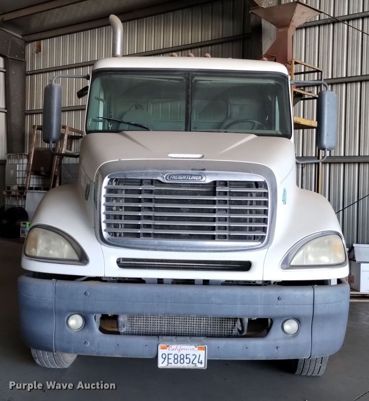 image for item EH0130 2005 Freightliner Columbia semi truck