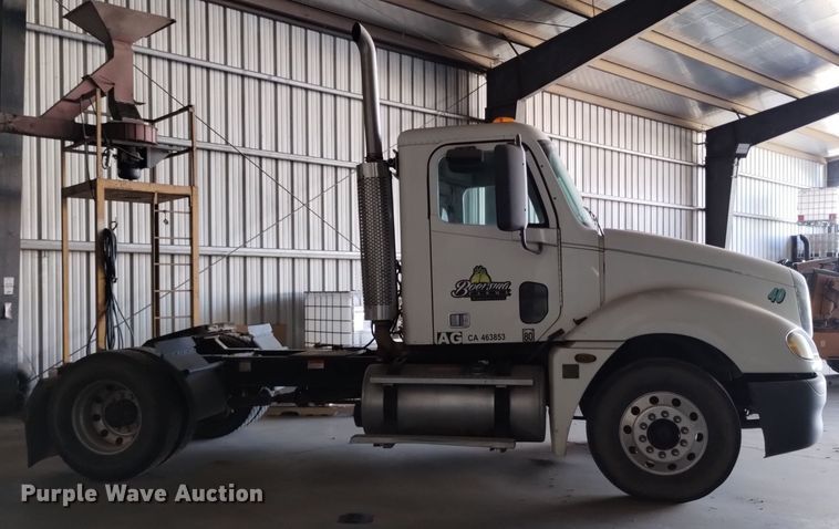 image for item EH0130 2005 Freightliner Columbia semi truck