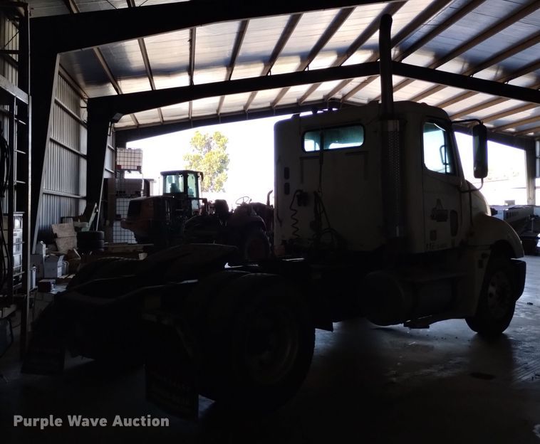 image for item EH0130 2005 Freightliner Columbia semi truck