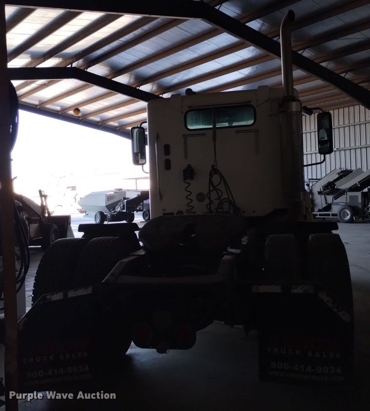 image for item EH0130 2005 Freightliner Columbia semi truck