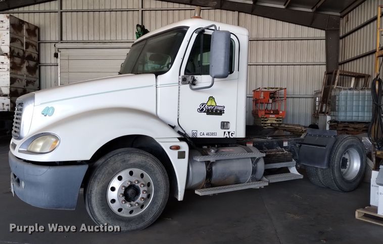 image for item EH0130 2005 Freightliner Columbia semi truck