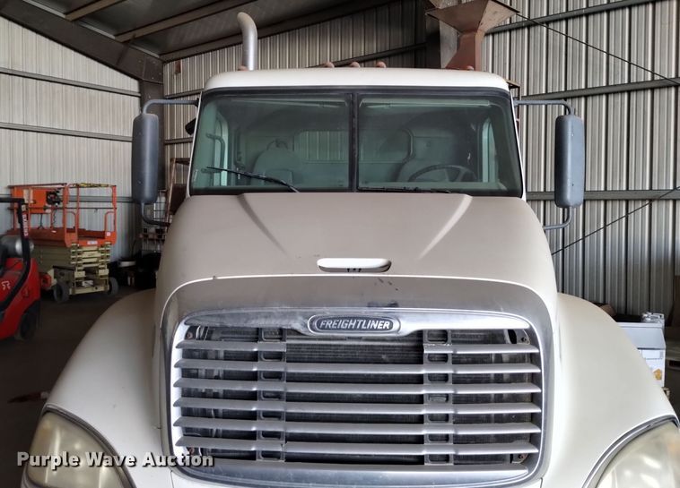 image for item EH0130 2005 Freightliner Columbia semi truck