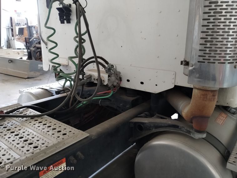 image for item EH0130 2005 Freightliner Columbia semi truck