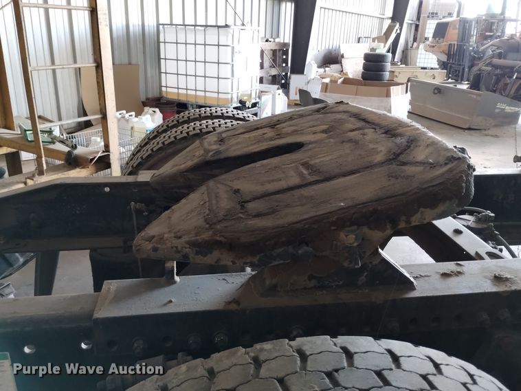 image for item EH0130 2005 Freightliner Columbia semi truck