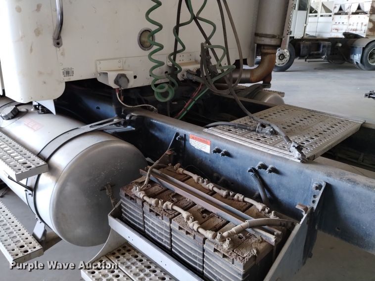 image for item EH0130 2005 Freightliner Columbia semi truck