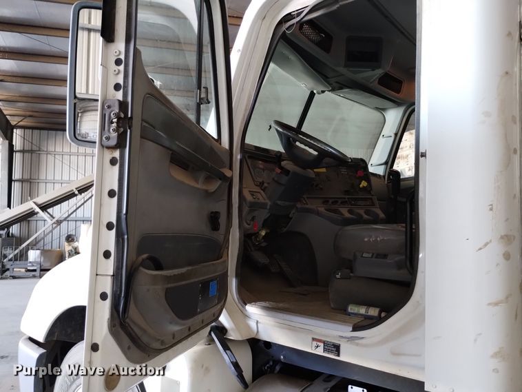 image for item EH0130 2005 Freightliner Columbia semi truck