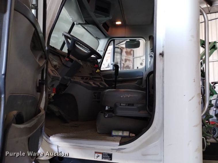 image for item EH0130 2005 Freightliner Columbia semi truck