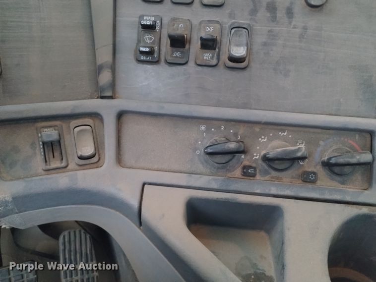 image for item EH0130 2005 Freightliner Columbia semi truck