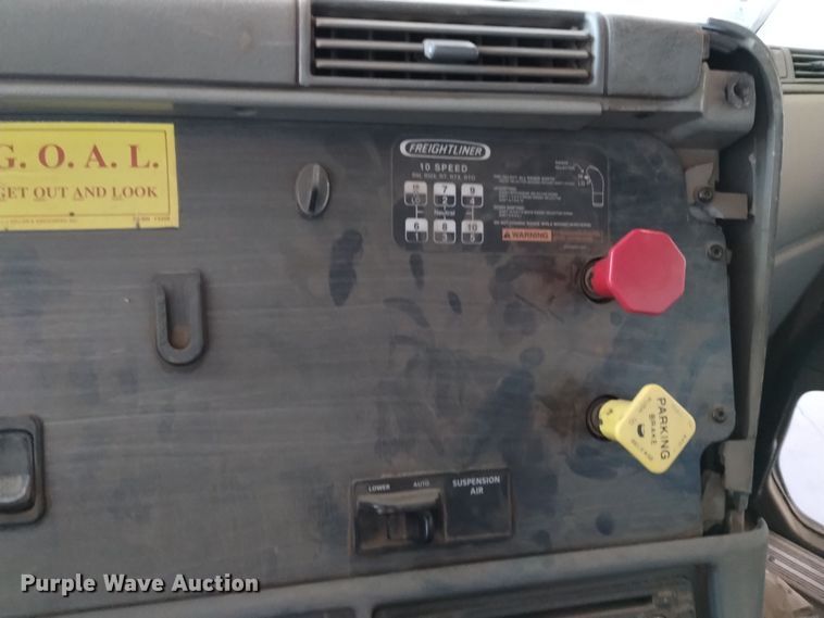 image for item EH0130 2005 Freightliner Columbia semi truck