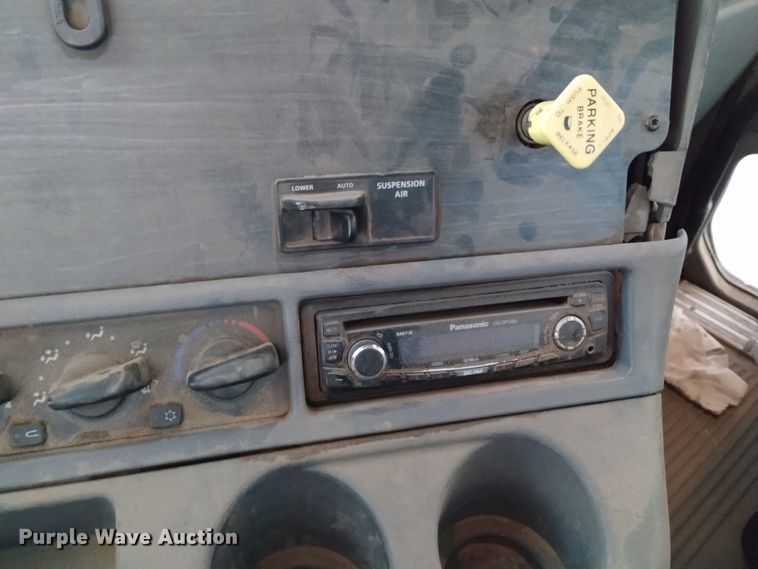 image for item EH0130 2005 Freightliner Columbia semi truck