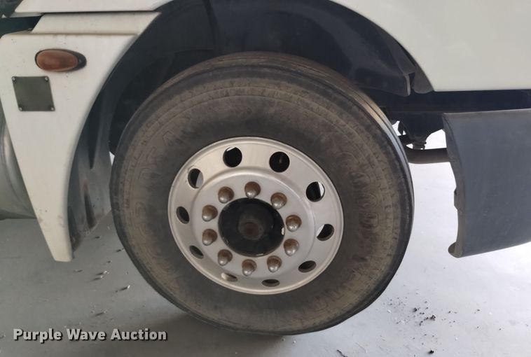 image for item EH0130 2005 Freightliner Columbia semi truck