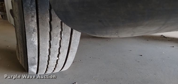 image for item EH0130 2005 Freightliner Columbia semi truck