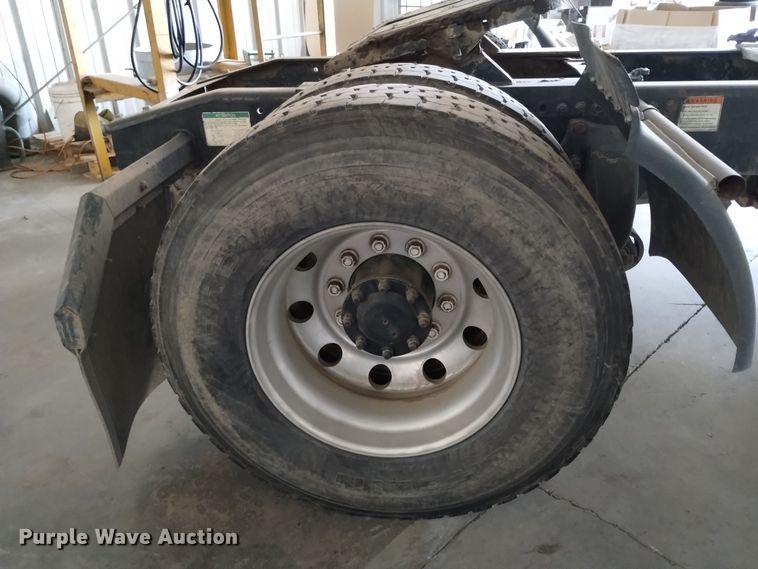 image for item EH0130 2005 Freightliner Columbia semi truck