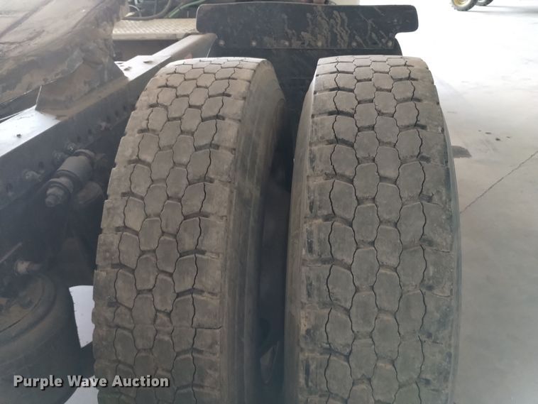 image for item EH0130 2005 Freightliner Columbia semi truck