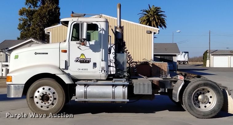 image for item EH0131 1996 International 9200 semi truck