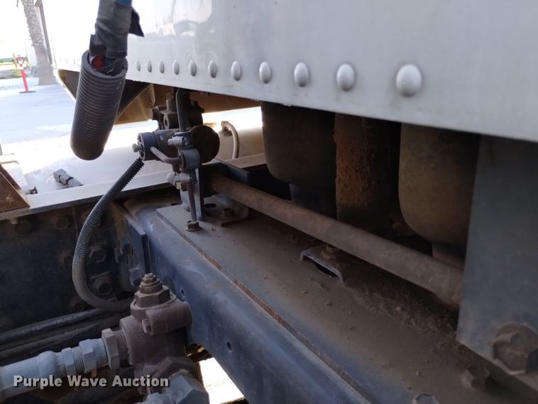 image for item EH0131 1996 International 9200 semi truck