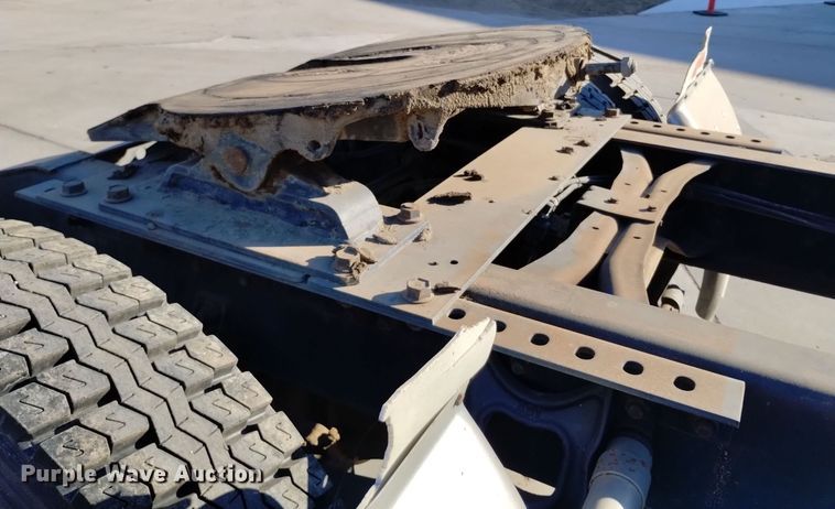 image for item EH0131 1996 International 9200 semi truck