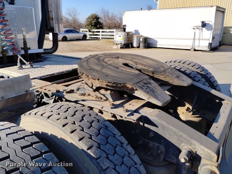 image for item EH0131 1996 International 9200 semi truck