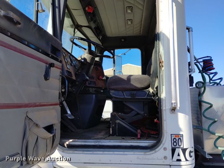 image for item EH0131 1996 International 9200 semi truck