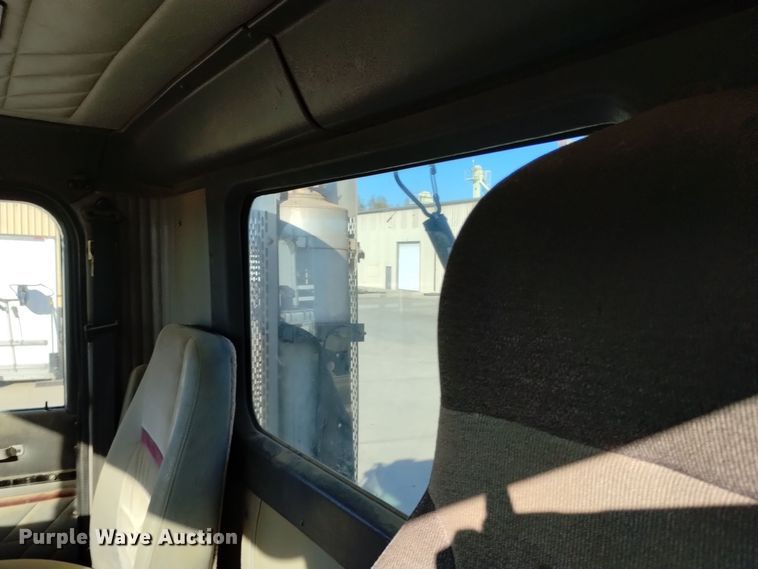 image for item EH0131 1996 International 9200 semi truck