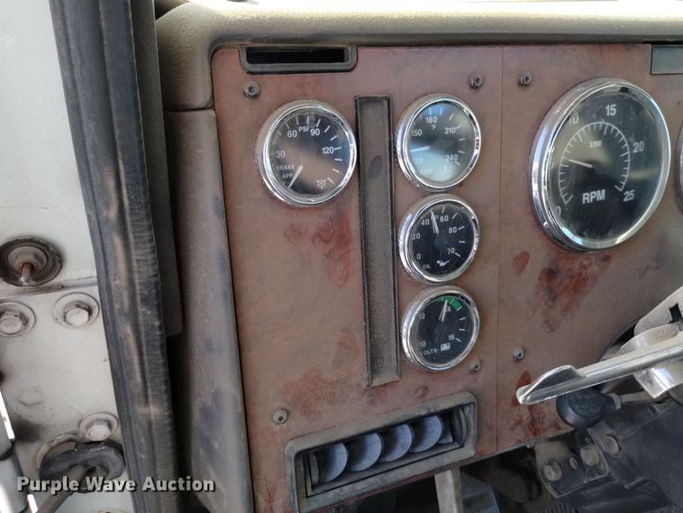 image for item EH0131 1996 International 9200 semi truck