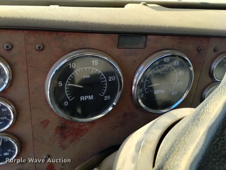 image for item EH0131 1996 International 9200 semi truck