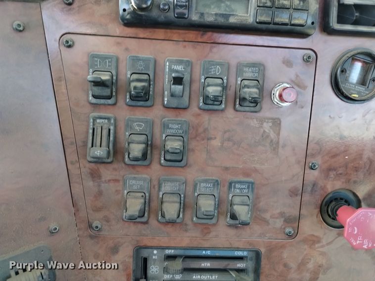 image for item EH0131 1996 International 9200 semi truck